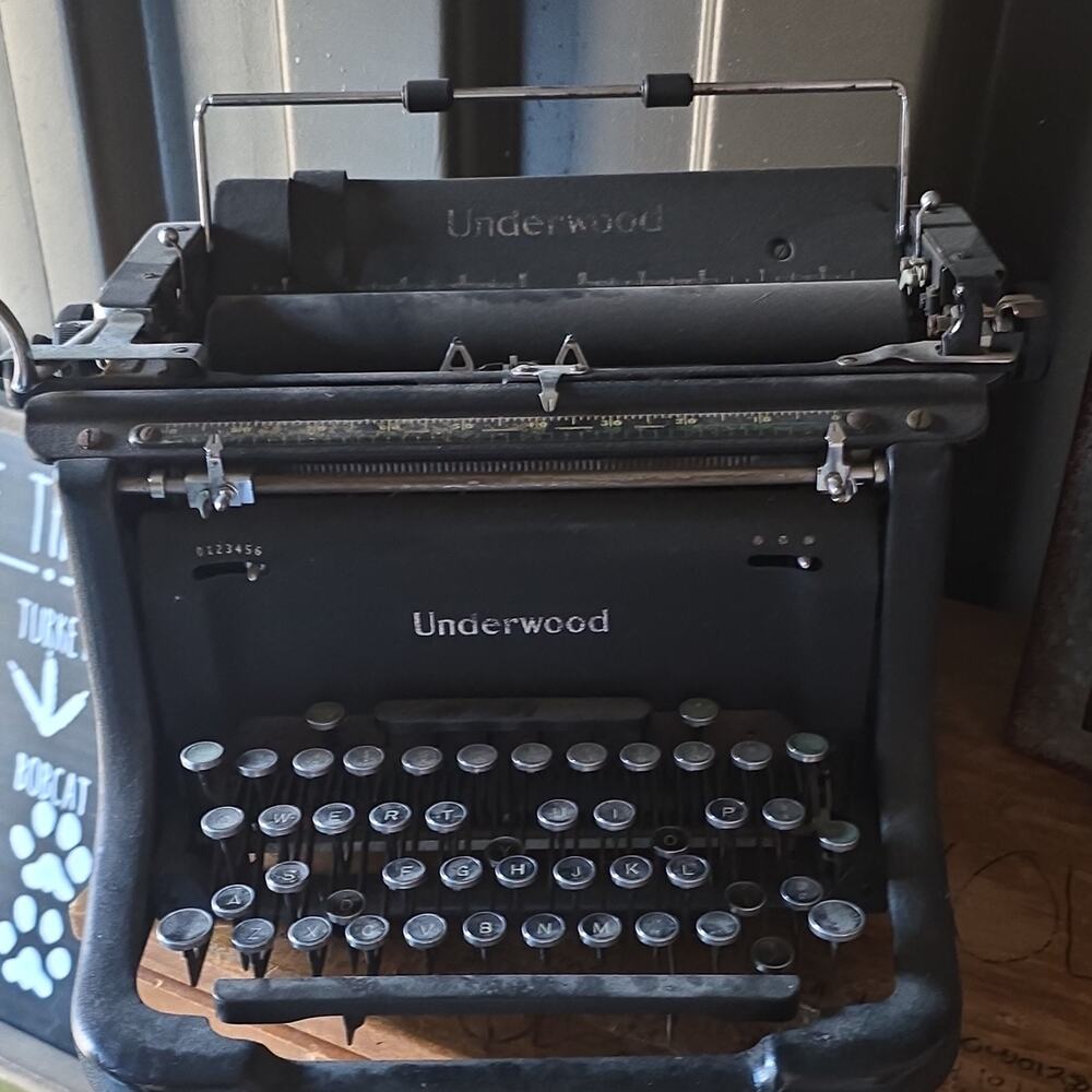 Underwood Manual Portable Steel Vintage Typewriter Black Collectible Classic